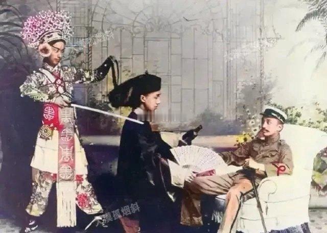 1900年，八国联军攻入紫禁城后，为了羞辱满清政府，一个法国军人特意摆拍了这张照