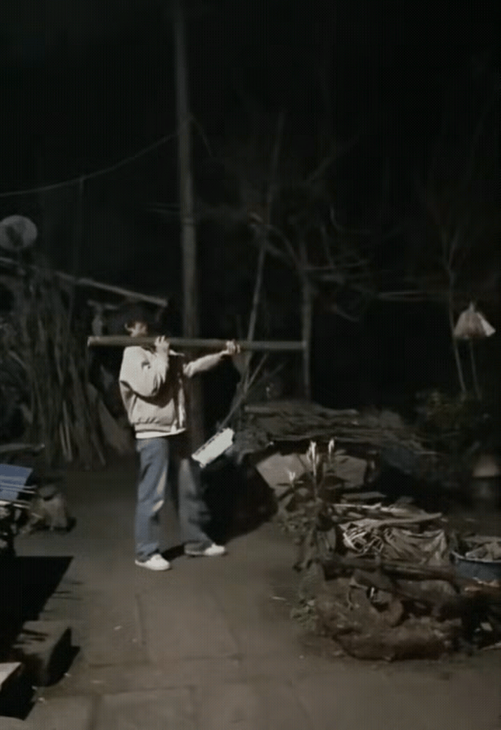 33岁家中顶梁柱，手持大烟花当场炸亡：守了规矩，却没躲过意外！
 
大年初六晚，