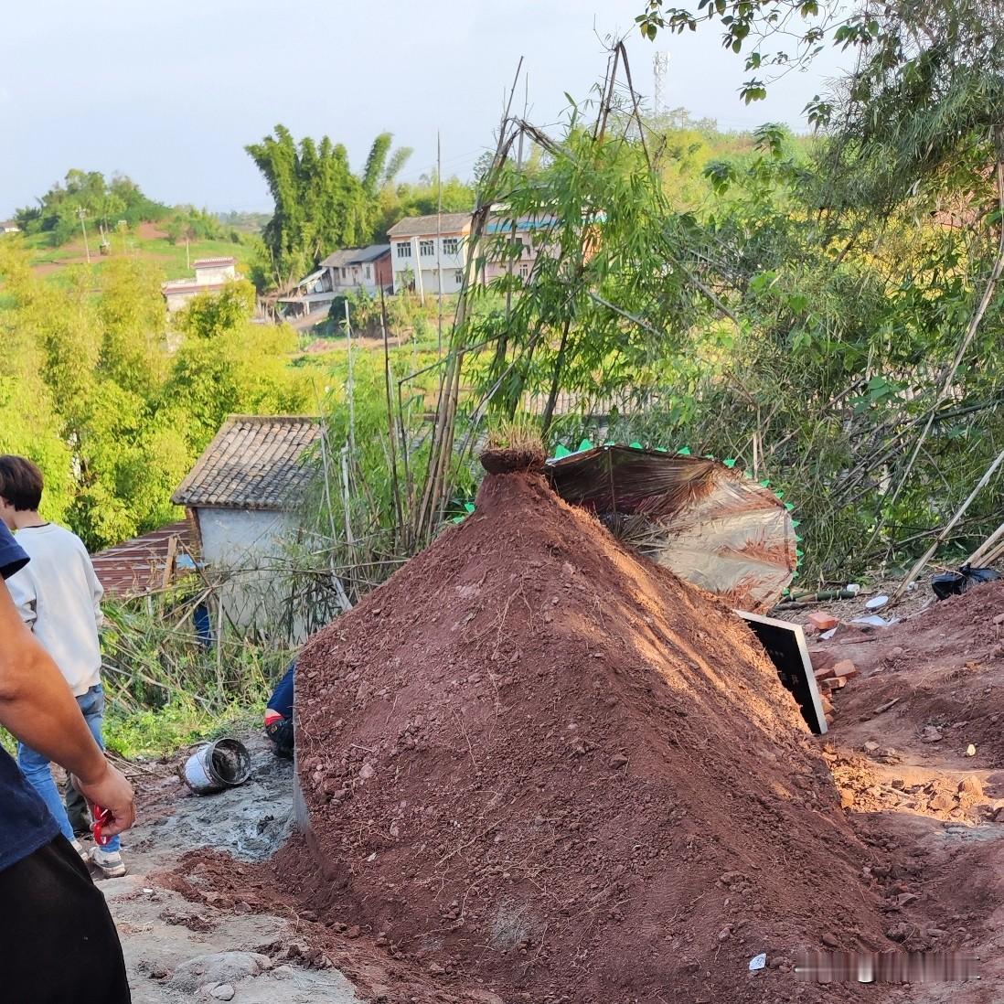 刚刚接到电话，说姑妈老了。八十多岁。这不得不回去走一趟，至少也要花两天时间。
去