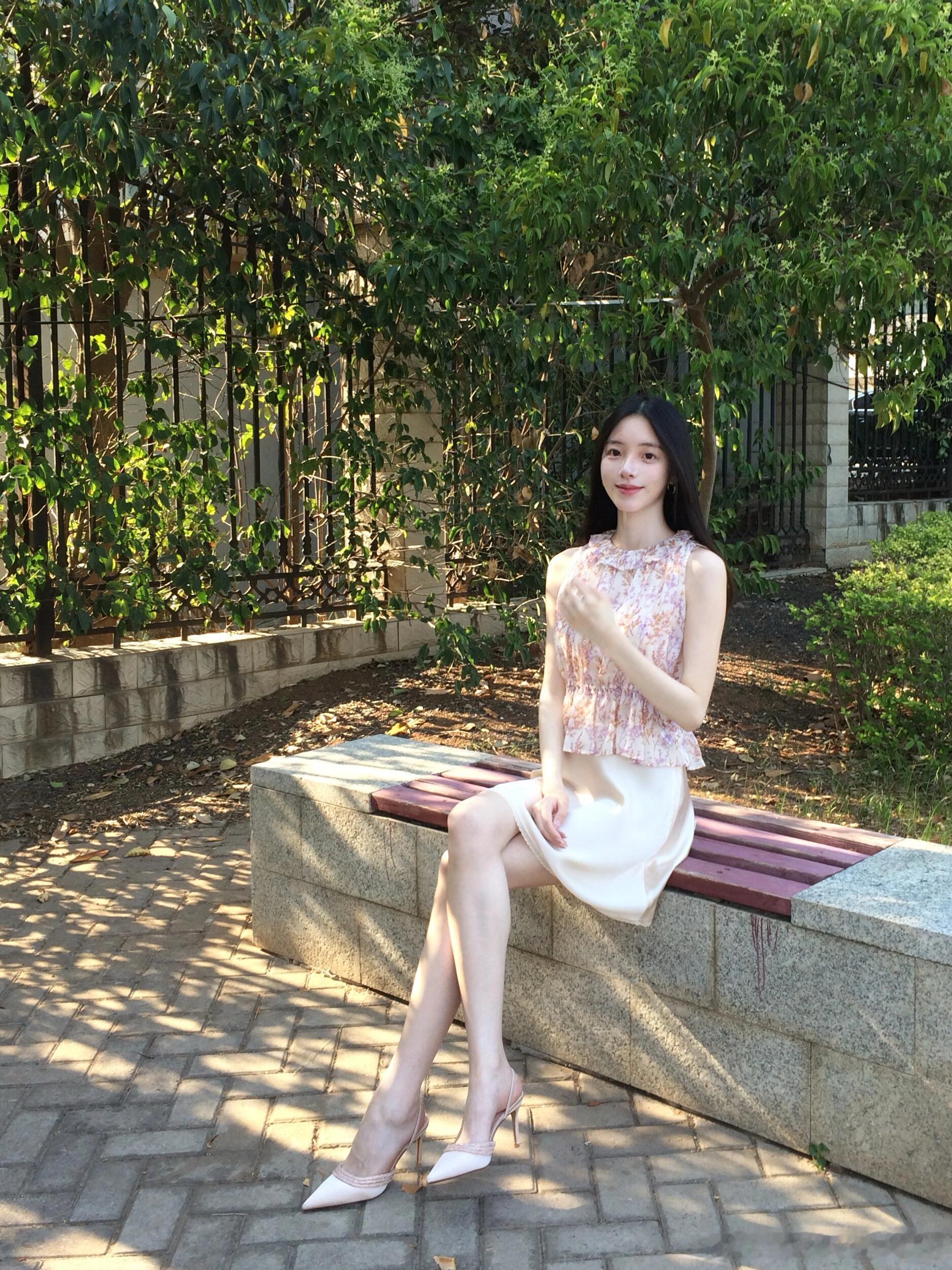 身材纤细，娇小可爱，穿上高跟，更显高挑～ ​​​