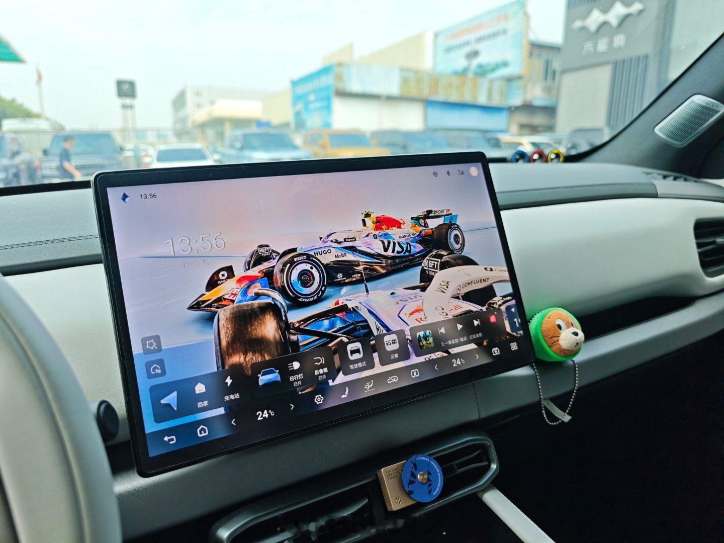 舍友给换的新壁纸花里胡哨的~ 