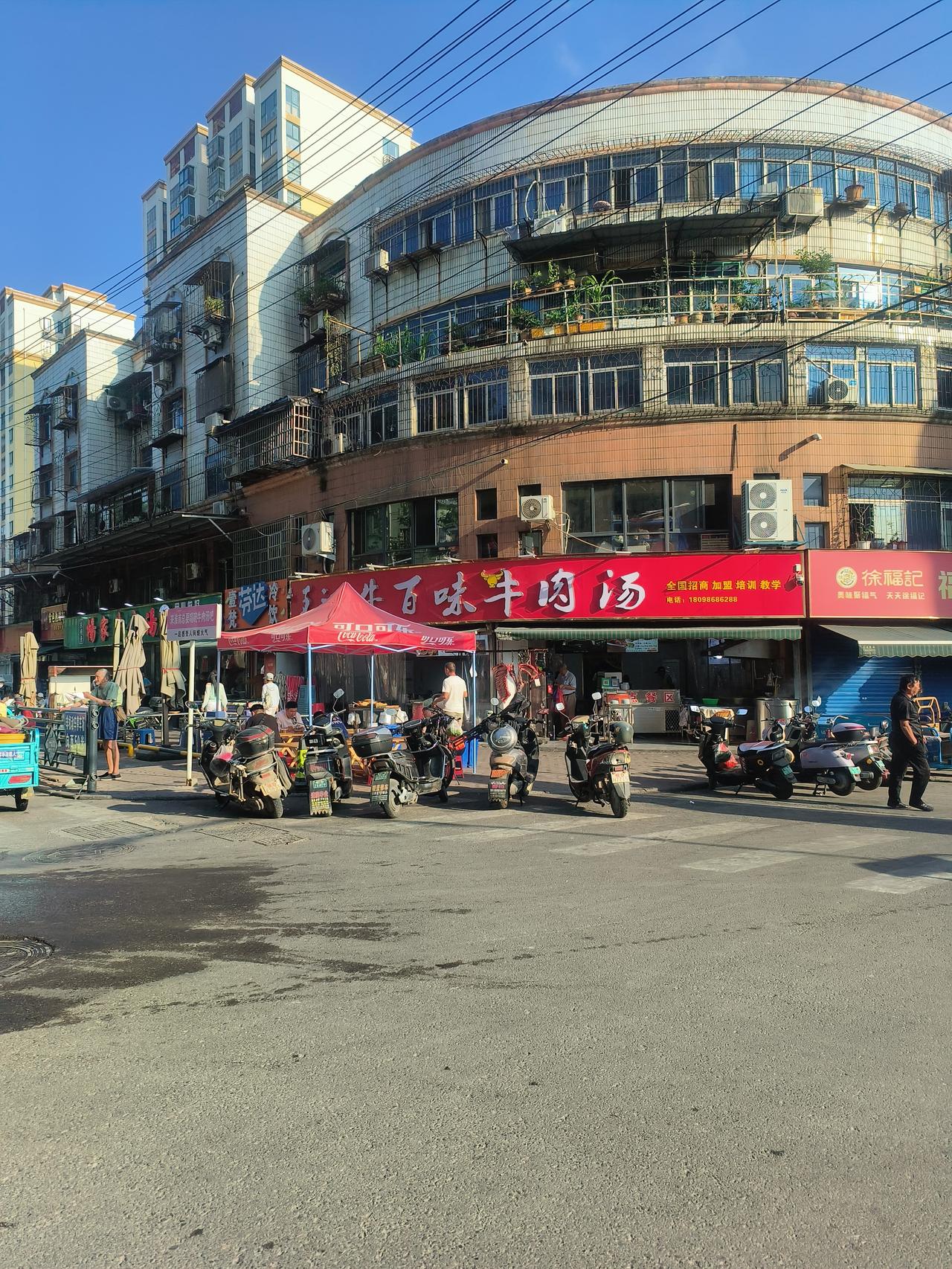 田家庵此地，福乐街南口，如今成了网红打卡地了，除了此处的牛肉汤店，它周围又开了不