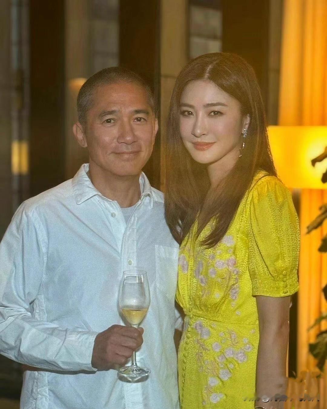 这张照片拍摄于2024年梁朝伟的62岁生日派对现场，是他和香港名模周汶锜的合影。