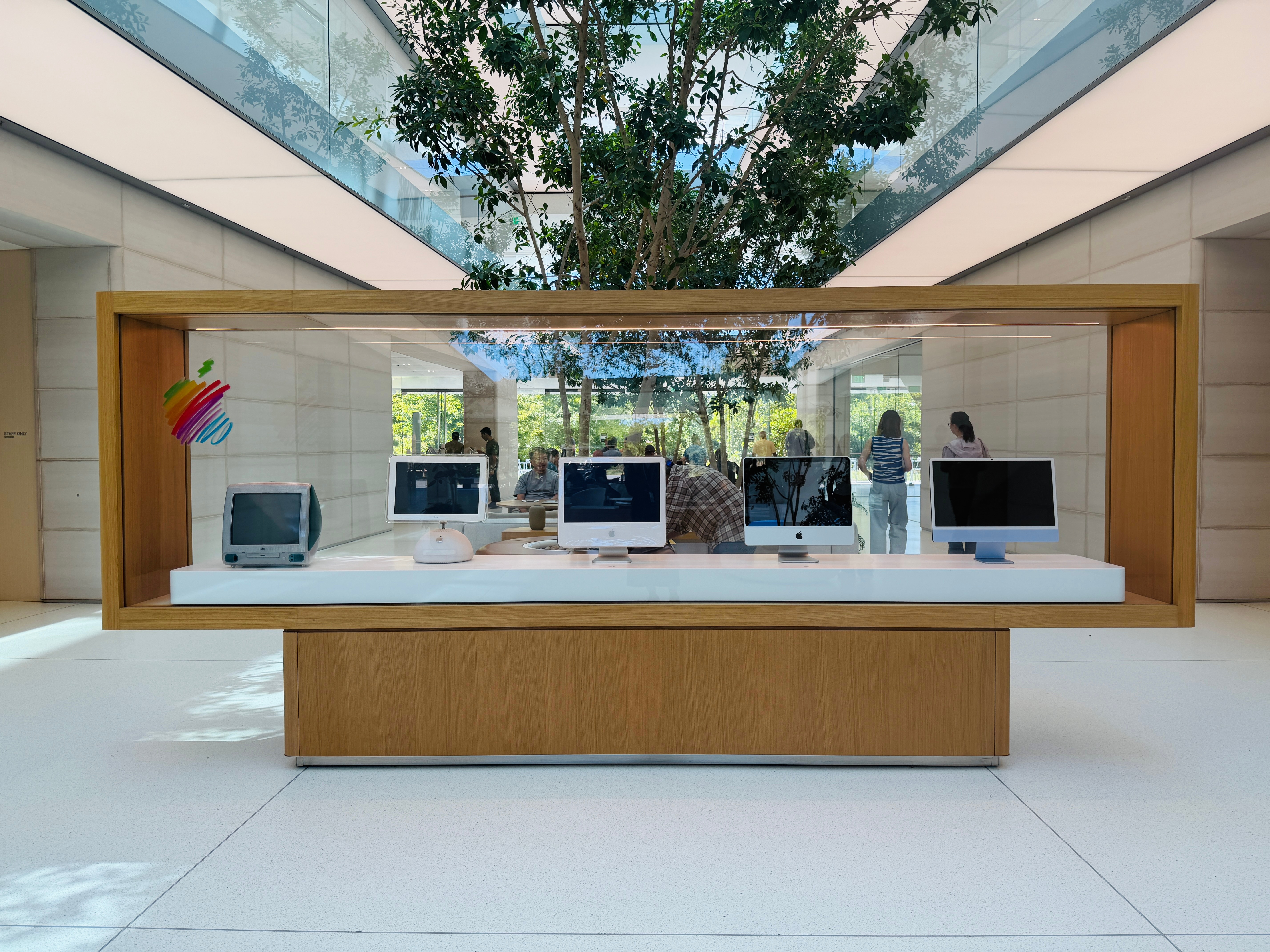 Iris 很高兴visit了一圈Apple Park，捞一位小伙伴儿，送图9里的