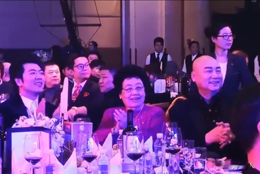 这是陈丽华和迟重瑞参加活动时，和钢琴家朗朗一张珍贵的合影，三人私下是非常要好的朋