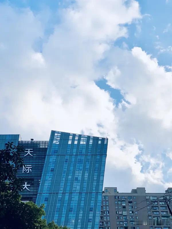 “大”字加一笔，我首想到“天”字。“天”在我们文化中意义深远。古人视天为至高无上