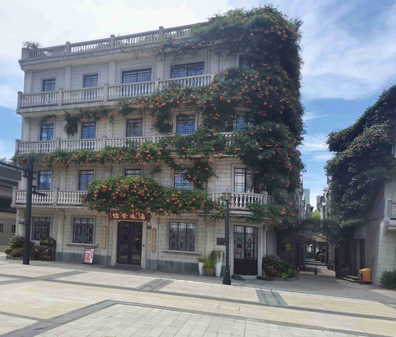 带定位晒今日生活 今儿状态轻松愉快，天气还是多云，简直不要太爽！
早上起来，阳光