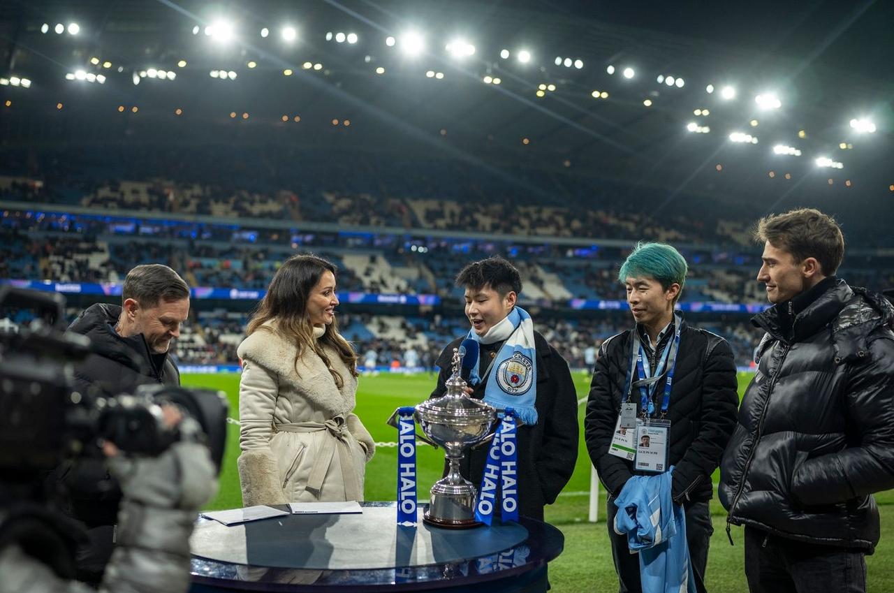 世界冠军赵心童近日到访@曼城足球俱乐部 ，与里科·刘易斯和詹姆斯·特拉福德会面，