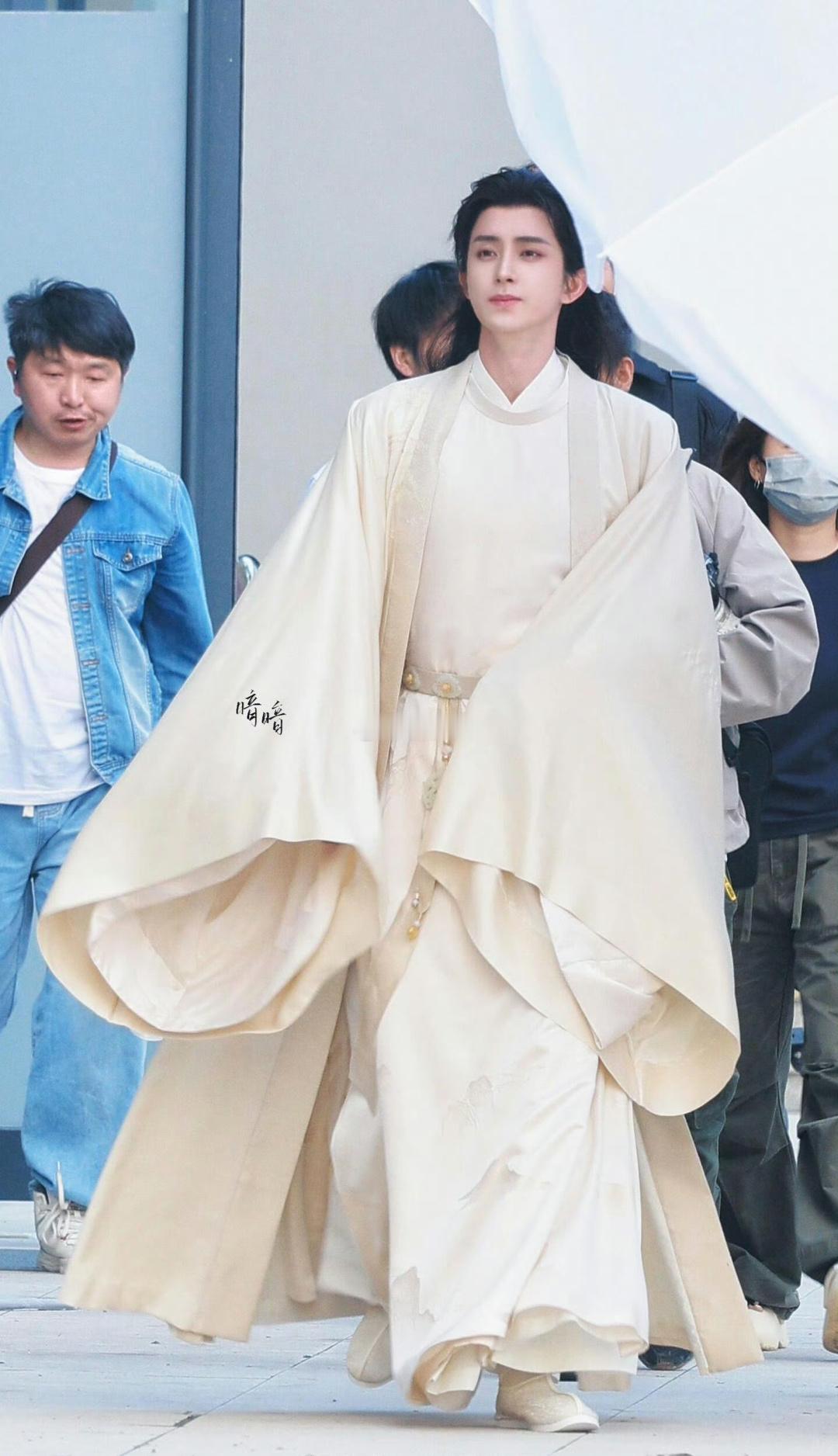敖瑞鹏一点浩然气妆造可以，没有花里胡哨，简单大气。 ​​​