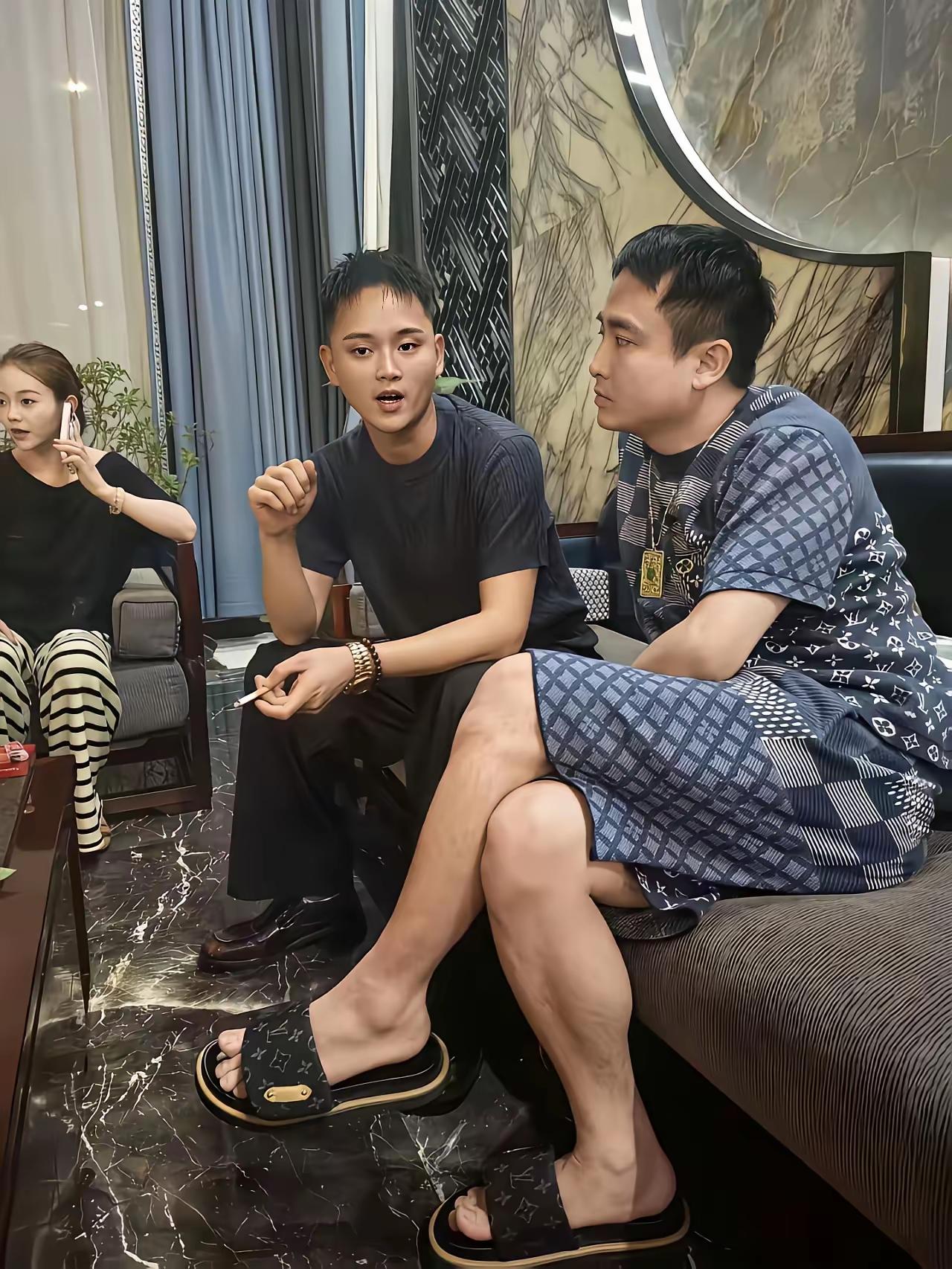 这男人一看就是有钱人。