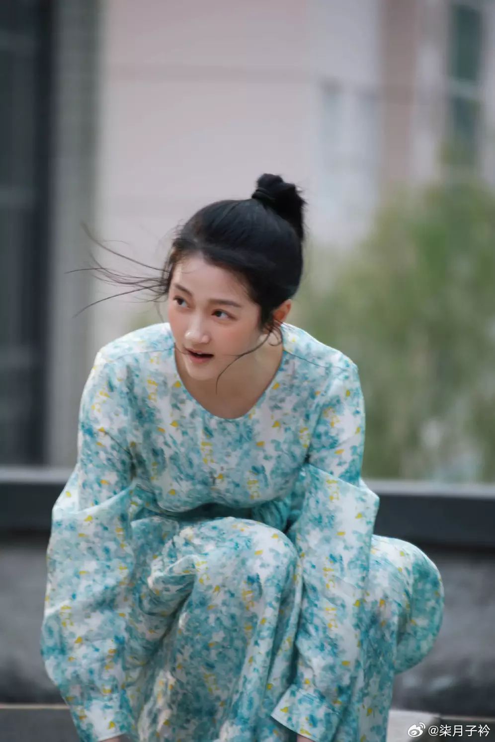 分享娱乐关晓彤头戴红色贝雷帽灵动元气 发丝轻扬少女感满满 