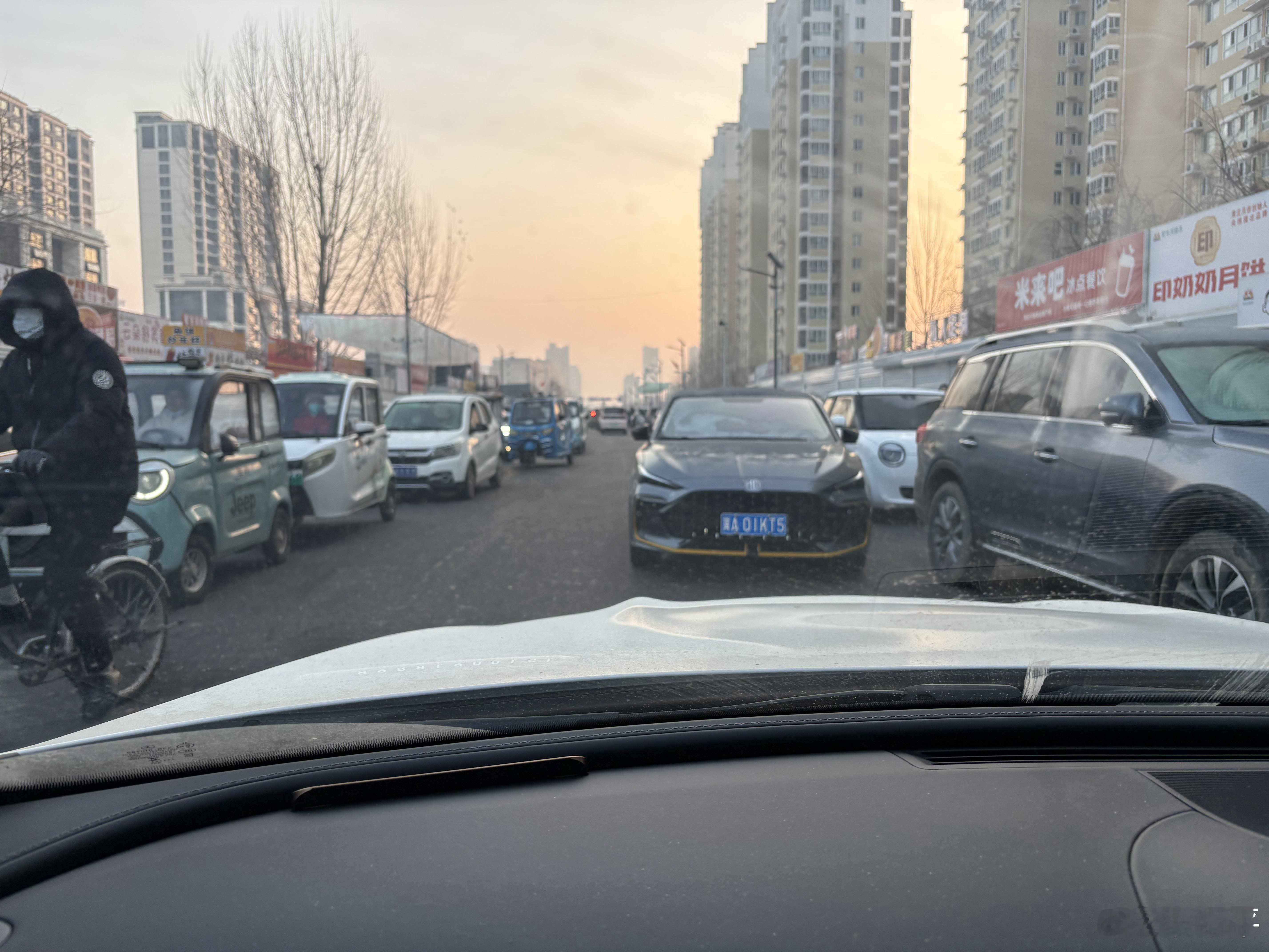 最近早上开车送娃，每天遇到的交通拥堵太恶心了，遍地全都是乱停的车，把很宽敞的路堵