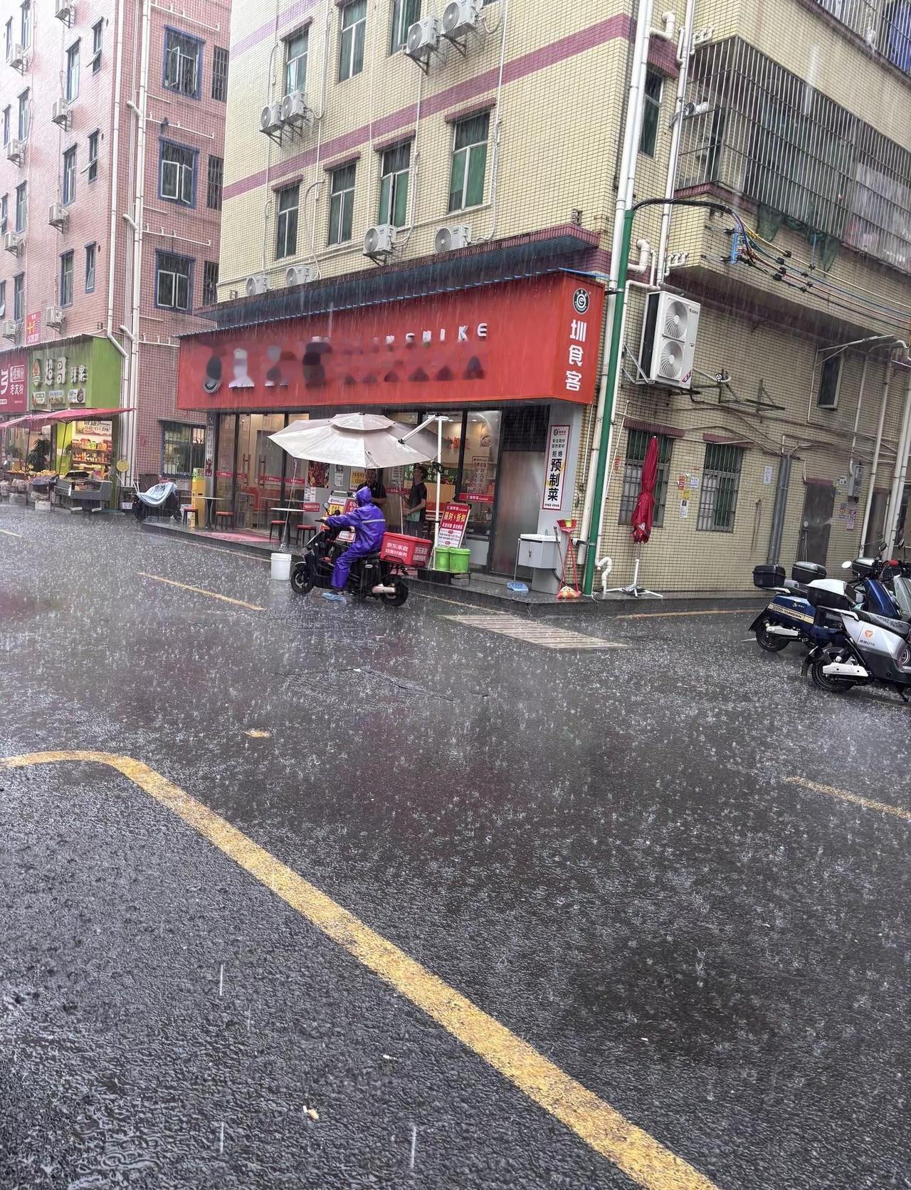 两广太难了 广西最近这几年水灾 广东年年经历台风😭