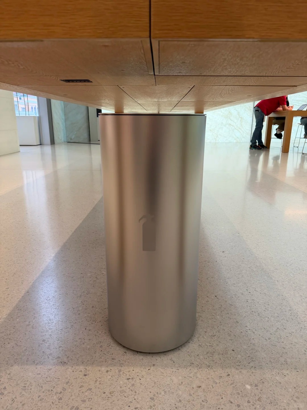 苹果直营店这个灭火器比桌子上的设备贵吧