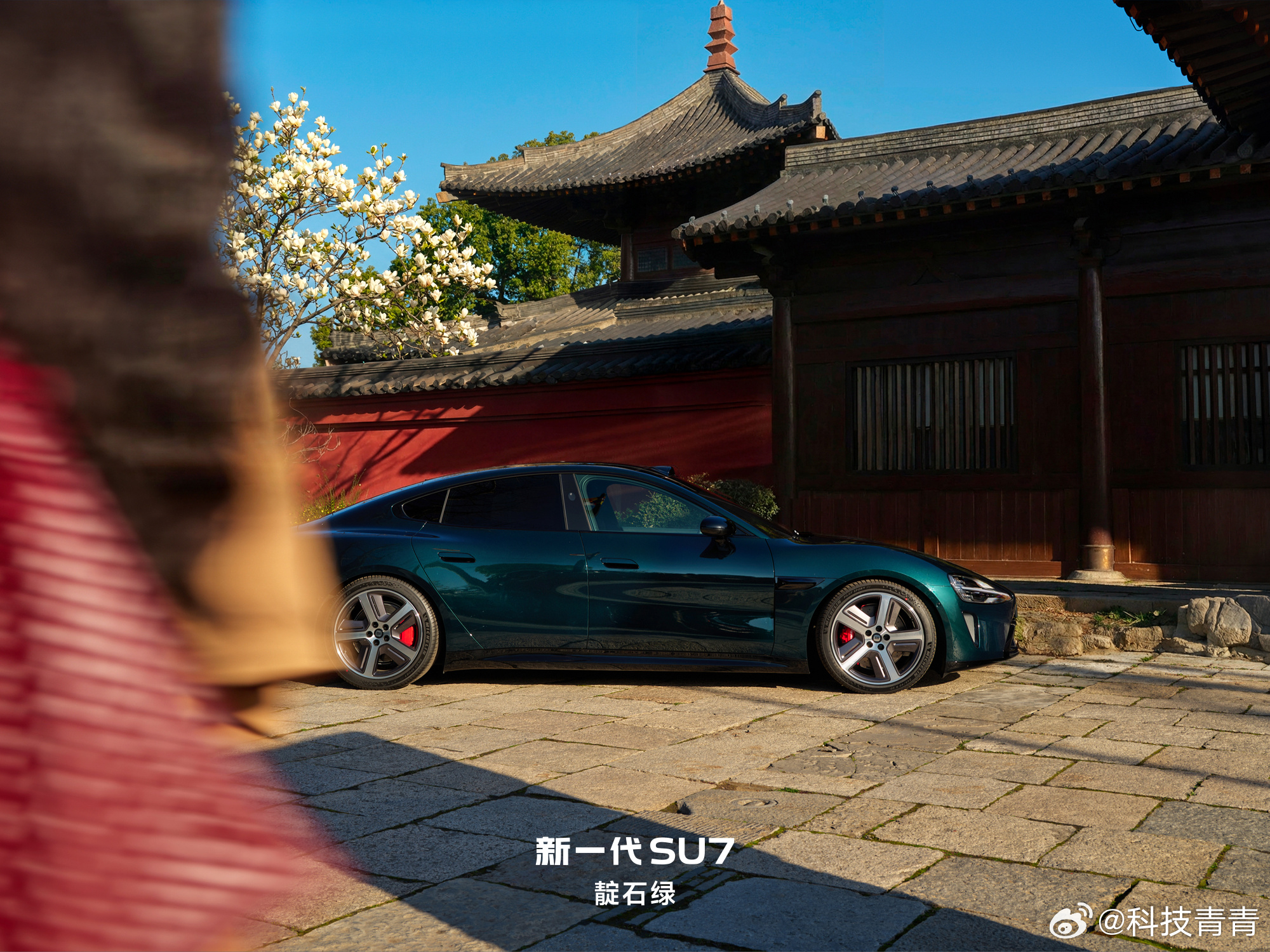 小米新一代SU7刚上市，就有网友遇到了雷总巡店，亲自讲解新车还主动给顾客开门，这