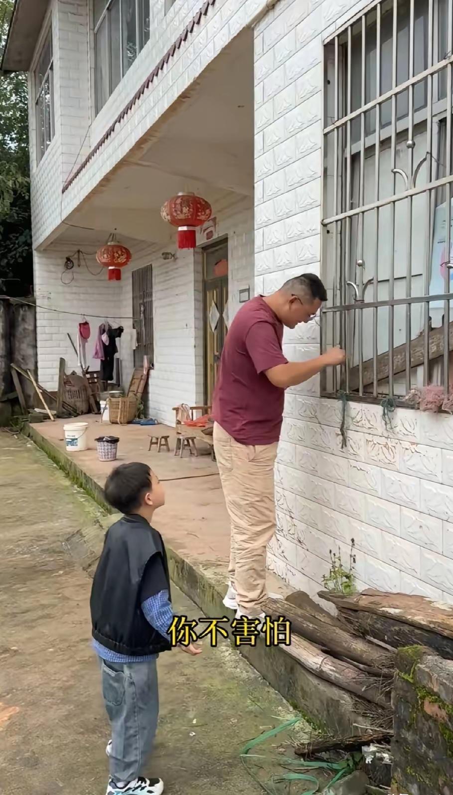 别的不说，小二娃没有去抢小妹儿的小周周，一直都关心着小周周的。
最近与小妹儿闹着