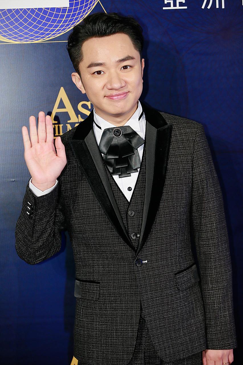 王祖蓝被福州一大学聘为客座教授，现身学校食堂和同学们一起吃饭。高学历，高情商，高