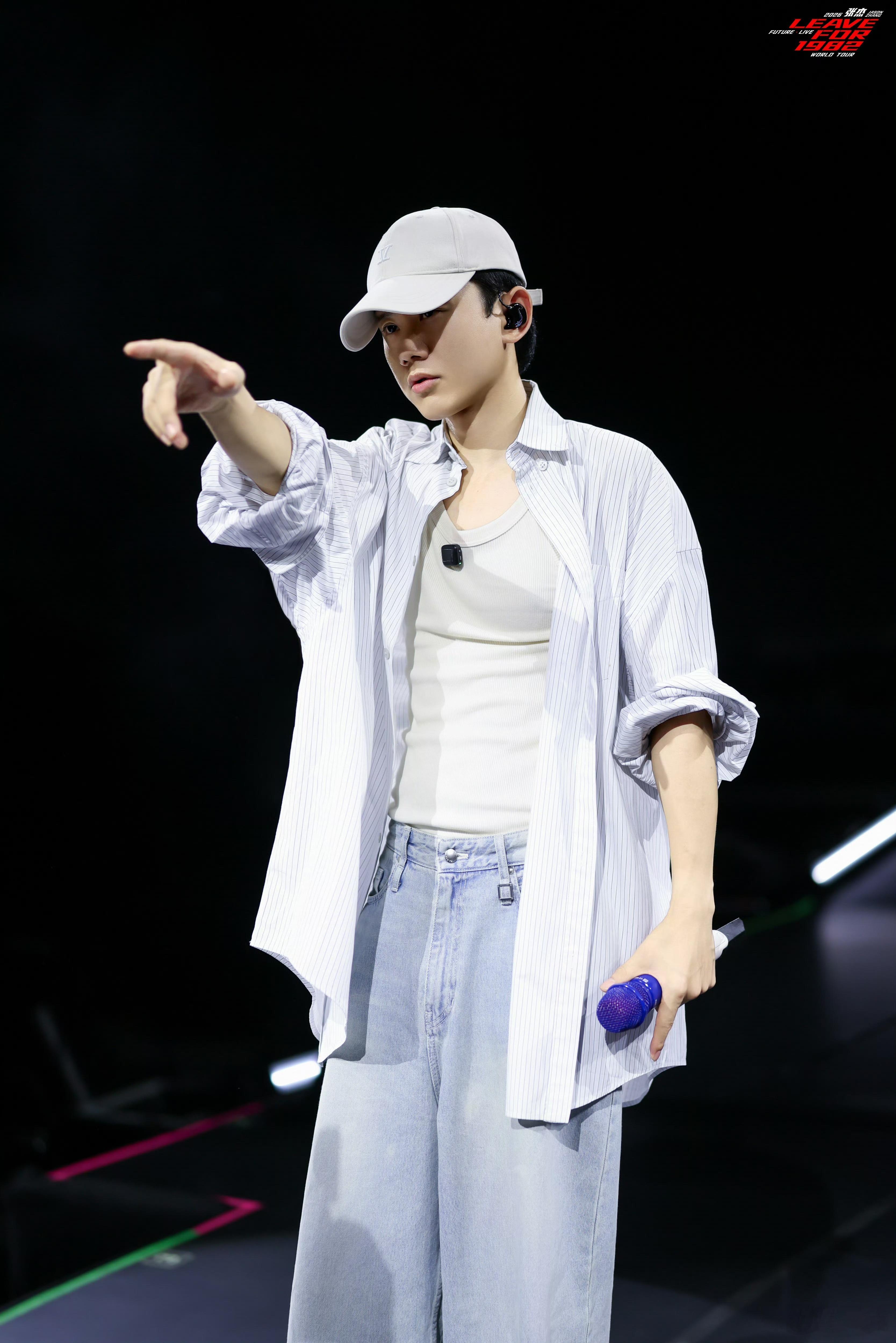 张杰开往未live舞台大揭秘张杰未LIVE巡回演唱会实景列车搭配巨型行李箱主舞台