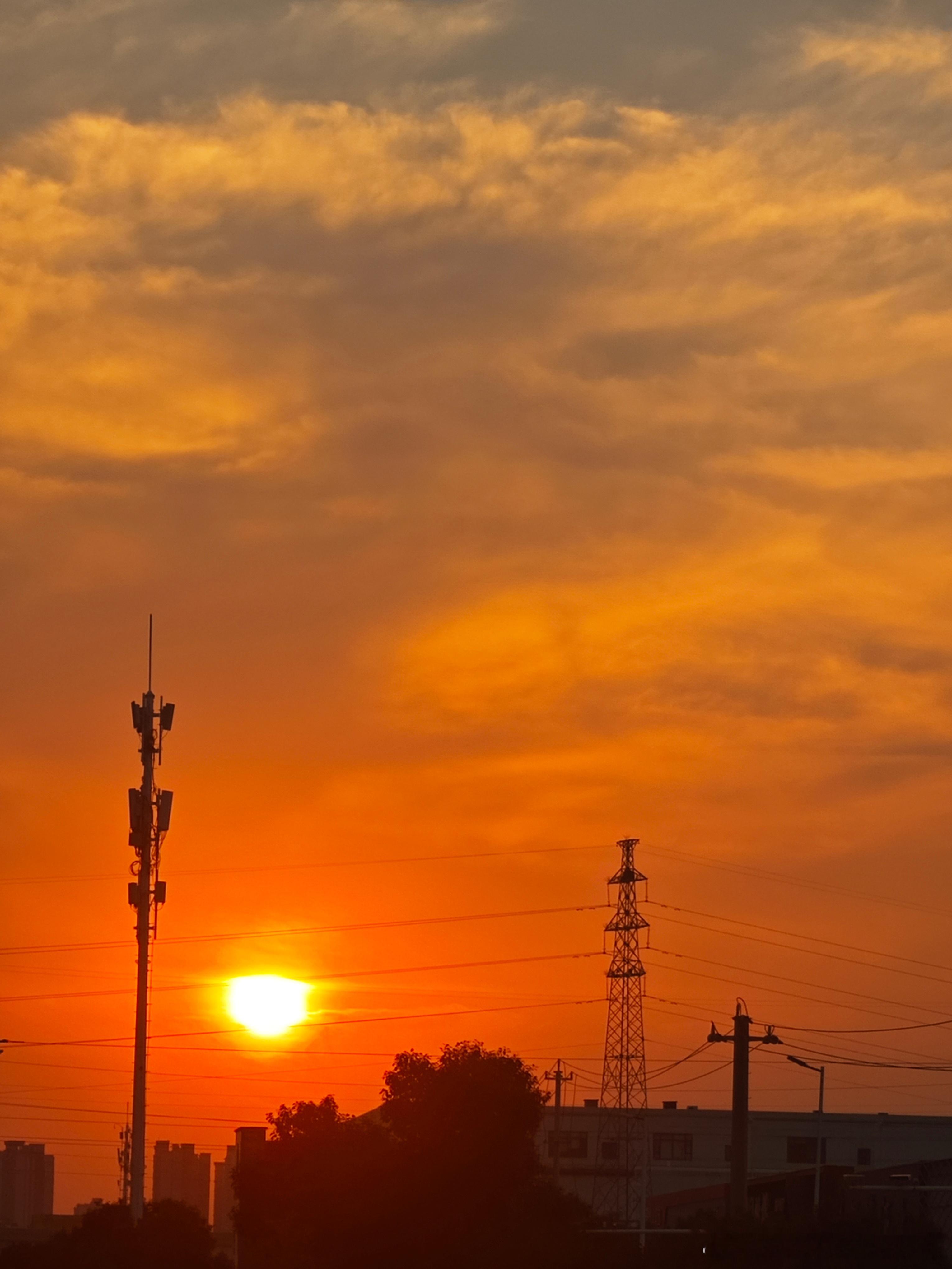 每次下班的夕阳都超级美，今天是夕阳是红色，旁边天空粉粉的 ​​​