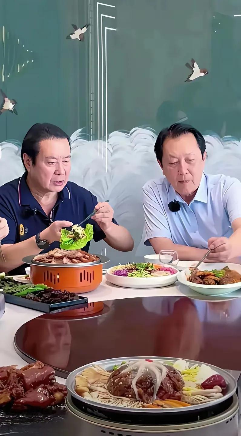 唐国强饰演伟人，尽管褒贬不一，但大部分观众都认为他演得神形兼备，目前无人超越，如
