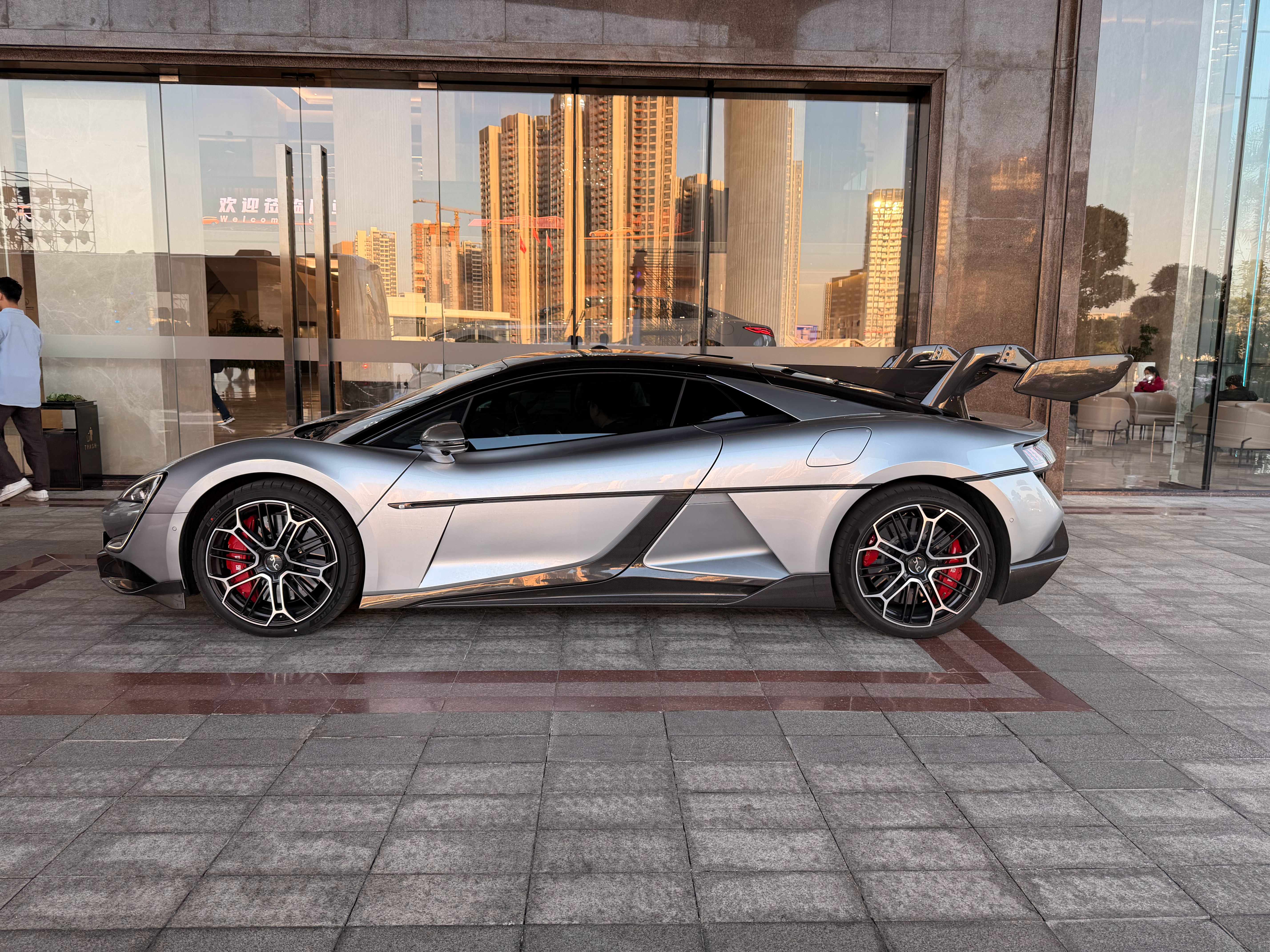 L3自动驾驶汽车发生事故如何定责在普通交通场景中，两车碰撞发生后的事故责任主体只