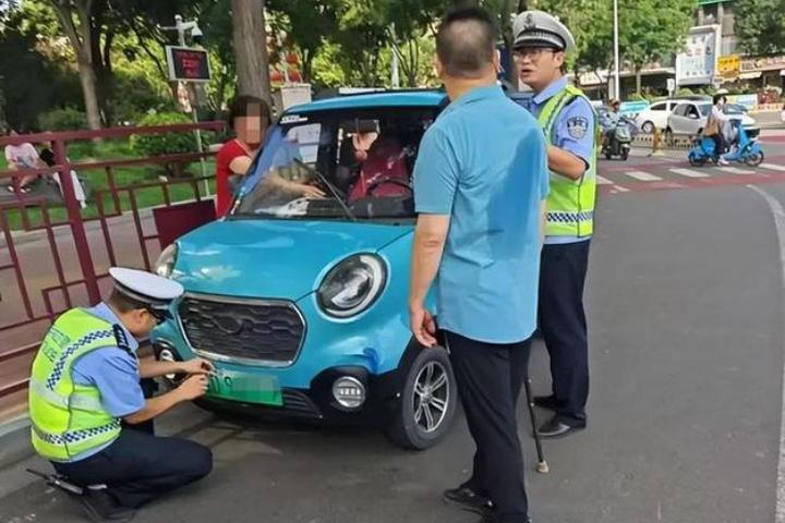 2025年11月严查：无牌“老头乐”上路，交警：扣车罚款没商量
 
最近小区门口