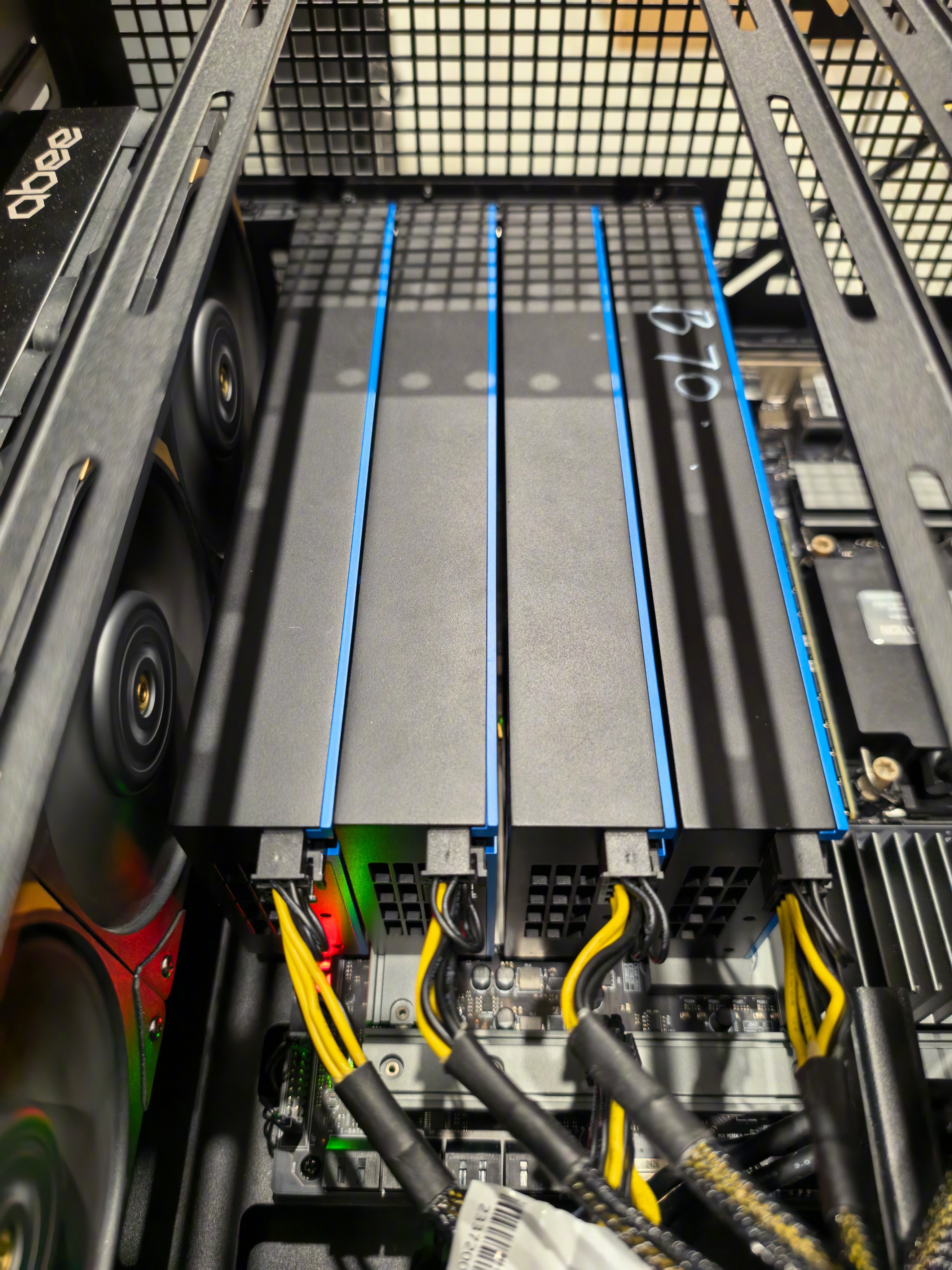 自己剪辑和做AI本地算力部署的朋友们，我发现个好东西：INTEL的B70显卡，首