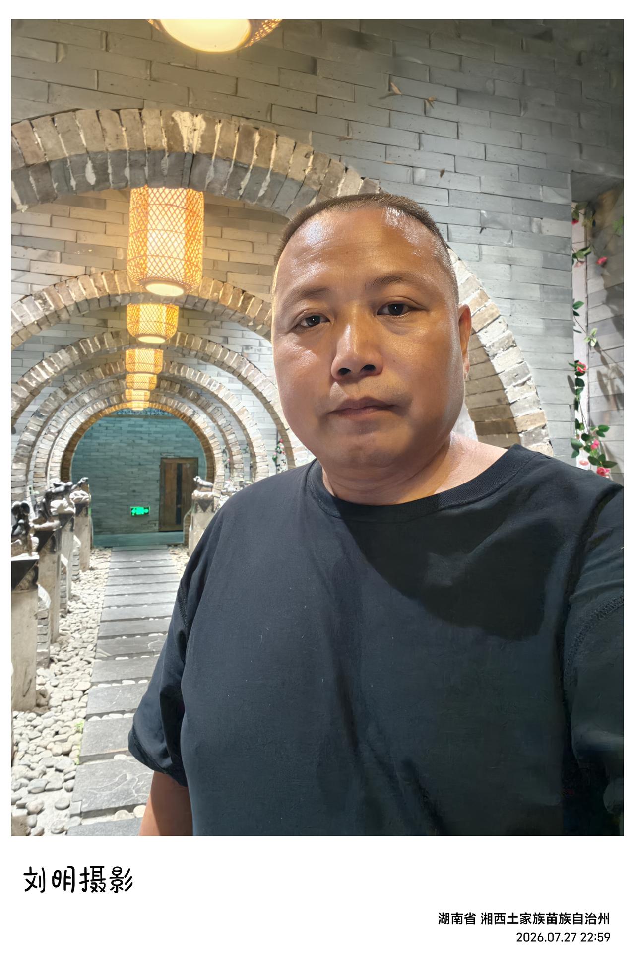 夜宿湘西吉首乾州古城，与数位文友围坐小聚，畅谈至夜半方才散去。承蒙诸位挚友认可、