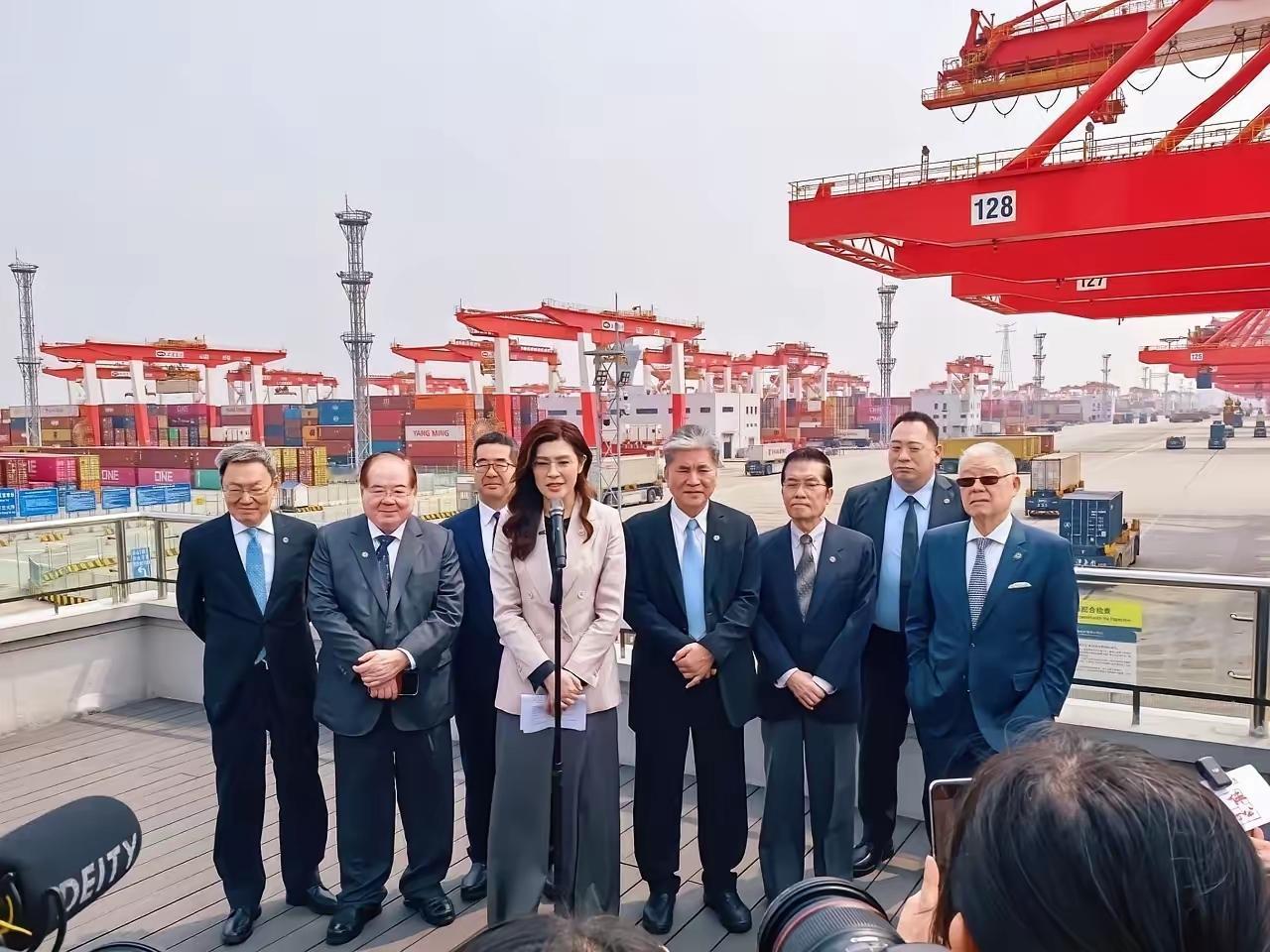 郑丽文代表团参观洋山港后，众人皆面露震撼，底气顿失。
 
郑丽文行程中有一站是去