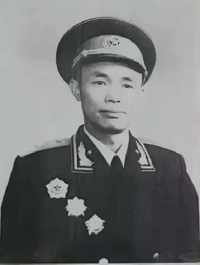 1980年，钟伟被平反后，就找黄克诚要回他的老房子，黄克诚大骂：“你是越老越糊涂