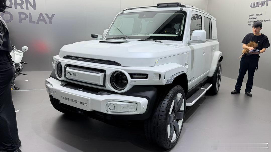 自媒体尤其短视频的出现，弥补了大型车展不许上女车模的遗憾，尤其在着装和尺度方面不