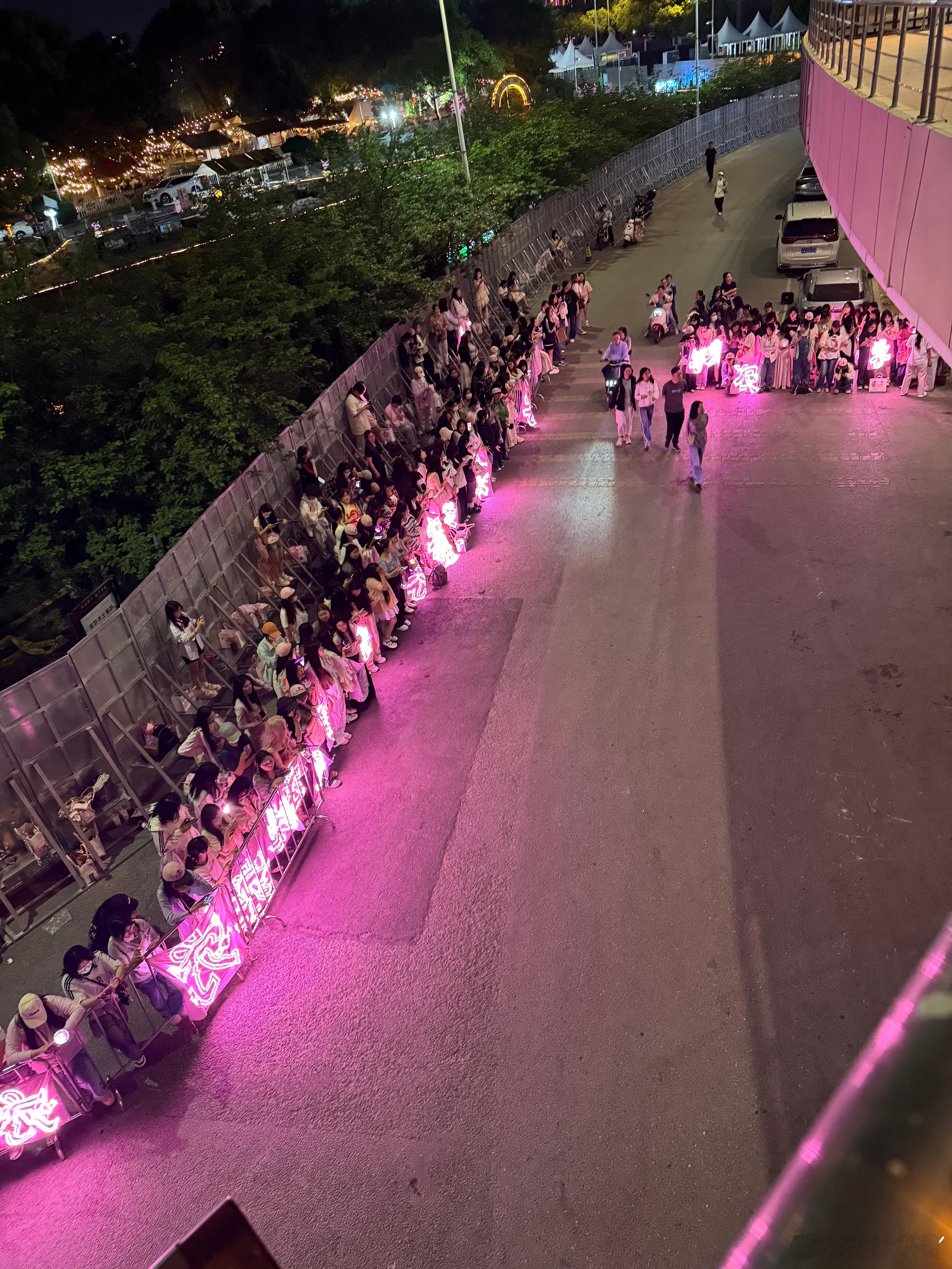 偶像练习生[超话]娱乐 陈立农常熟群星演唱会彩排，现场粉丝好热情吖陈立农 ​​​