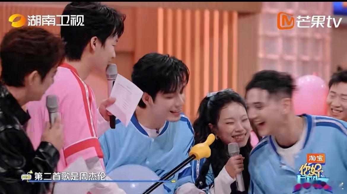 万妮达话筒怎么忘兜里了 抢答急到 “断片”！妮达满脑子答题完全忘了兜里的话筒，对