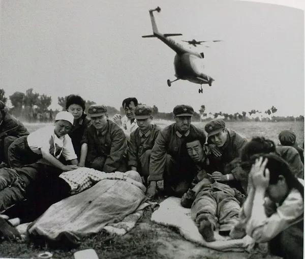 1976年唐山，抢运大地震中的危重伤员。