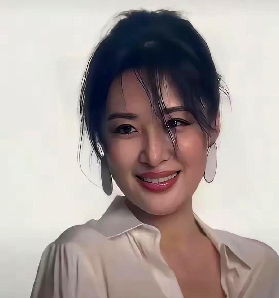 57岁周涛穿单薄戏服在重庆寒风里一条过台词，暖宝宝贴满后背却笑出少女感！
 
她