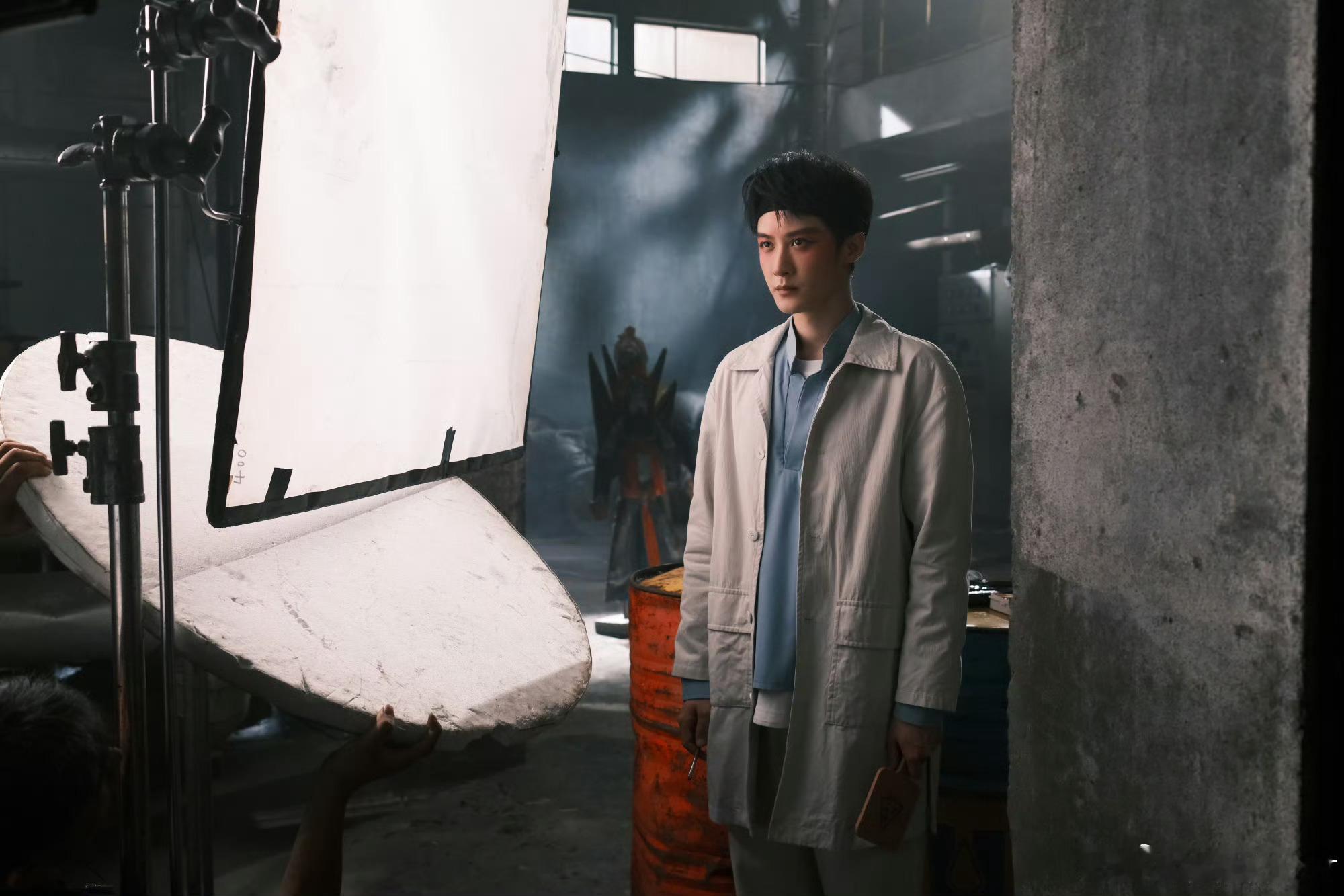 沈翊今晚戏妆出场！这是专业的戏曲老师化的吧！好像接个类似“二月红”的角色也不错！