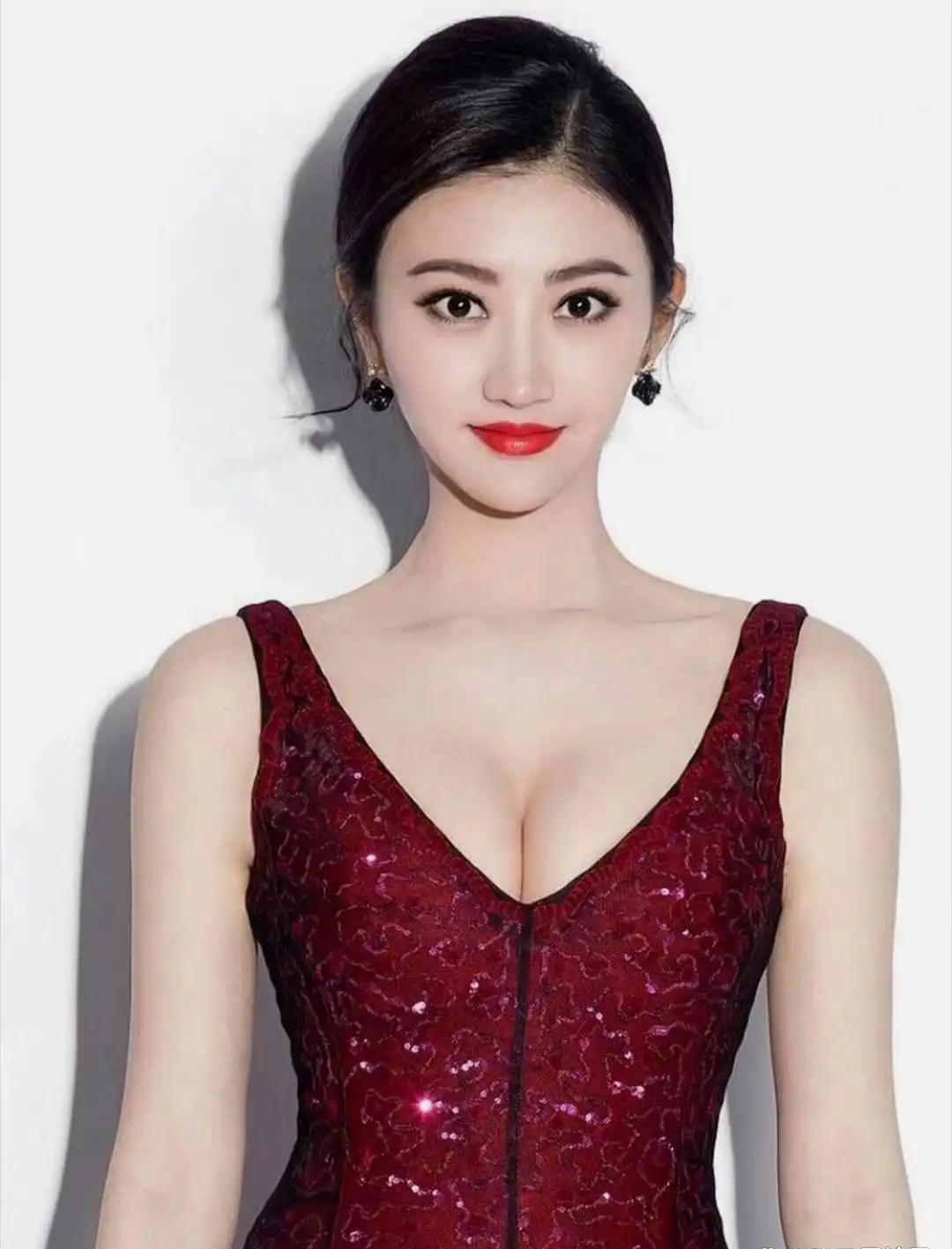 一颗卵子的重量，三点五微克。
五千万美元现金的重量，两点五吨。
景甜向孙割要的是