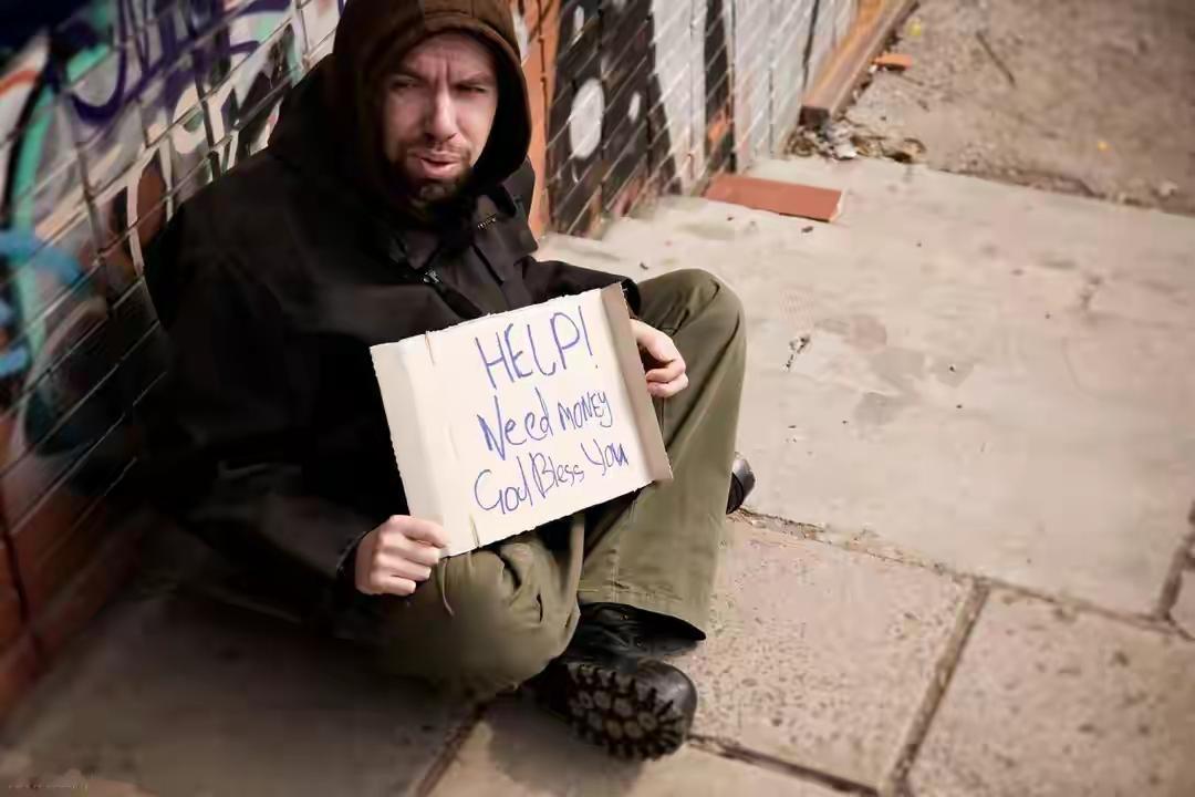 美国不是天堂，美国人最大节日圣诞节，还是有许多流浪汉在流浪。那些慈善家都那去了。