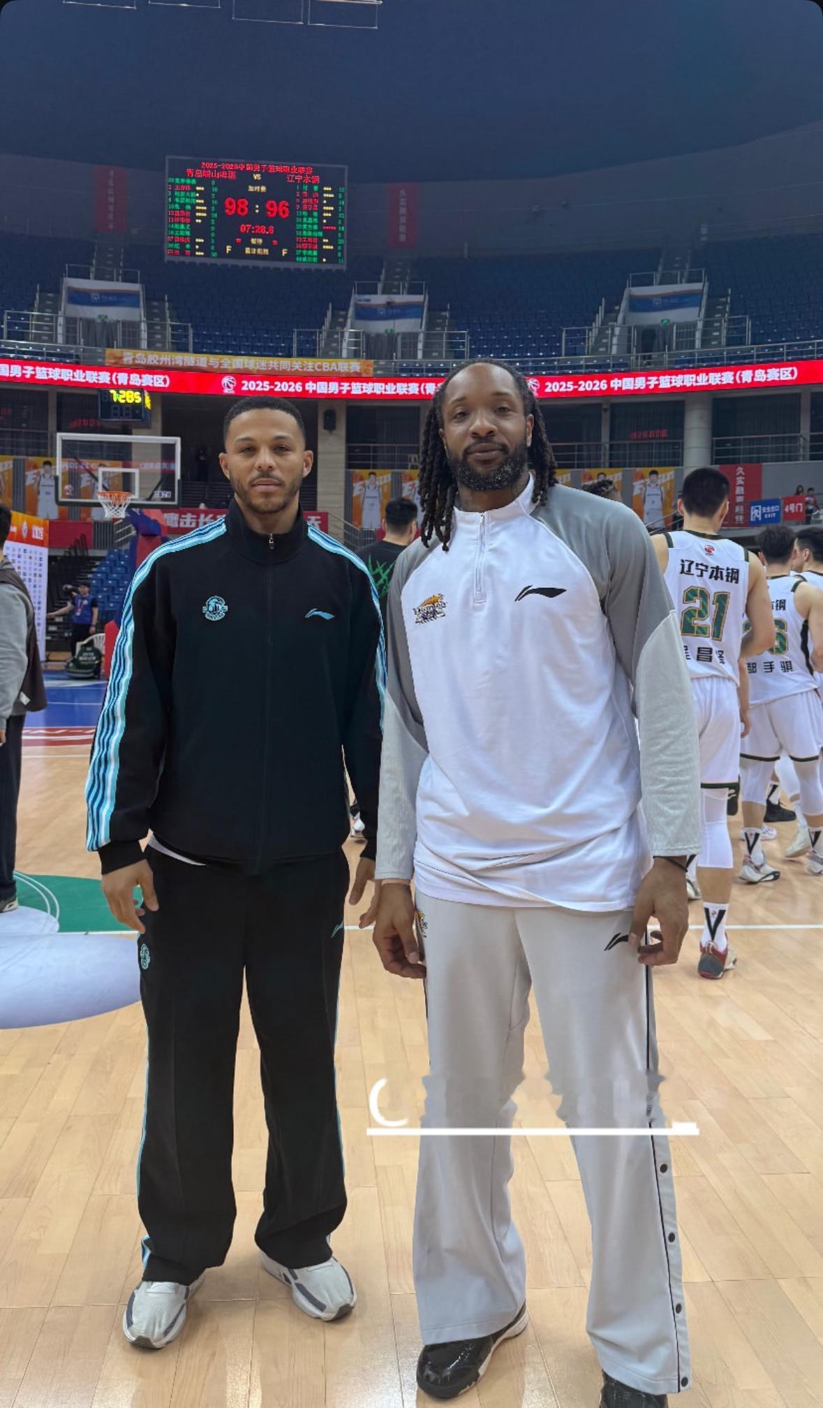 青岛队训练师雷吉分享和威尔斯的合影辽宁男篮