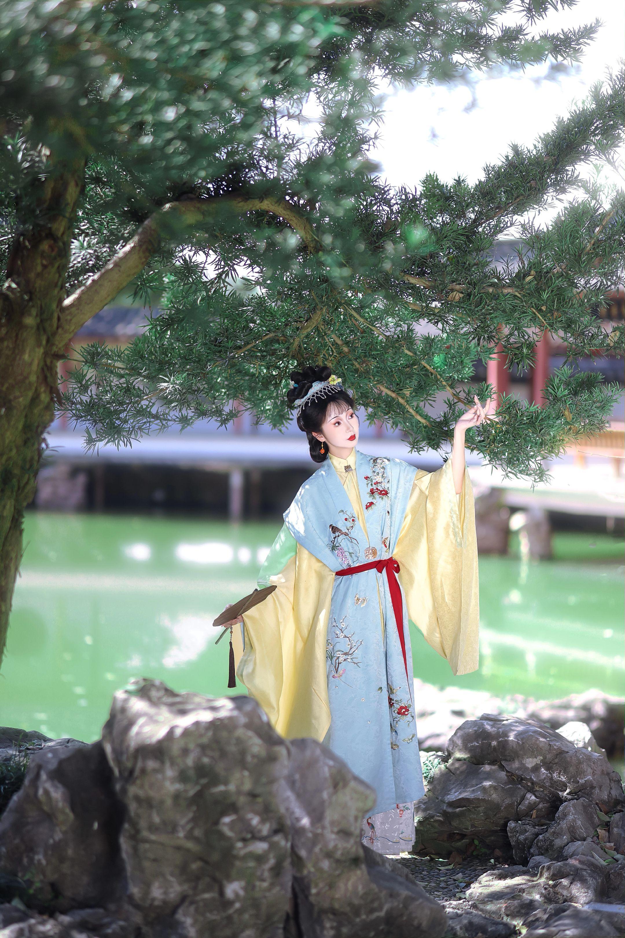 春和景明。明制汉服