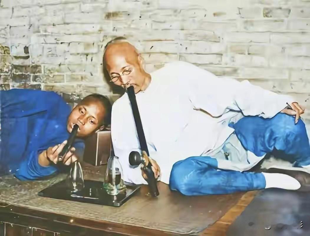 民国戏班抽大烟和现在明星吸笑气有区别吗？都是被当作工具的可怜人！过去班主用大烟控