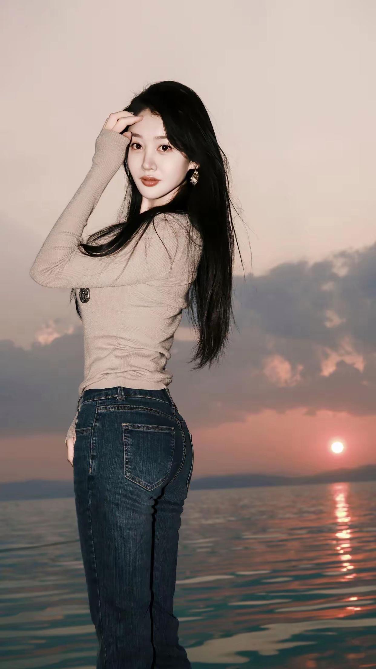 一道残阳铺水中，半江瑟瑟半江红！