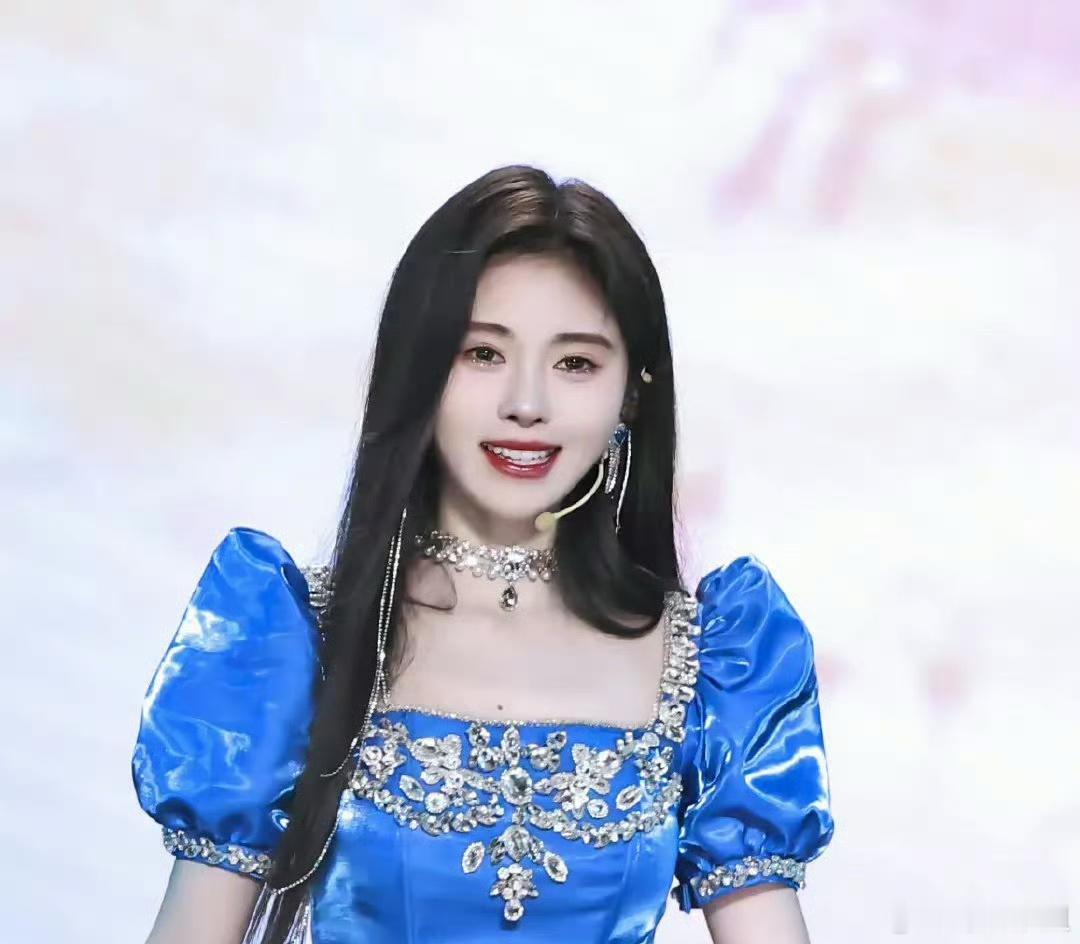 丝芭新来的这个小妹妹撞脸鞠婧祎！还以为是鞠婧祎？简直太像了吧！风格、拍照的方式甚