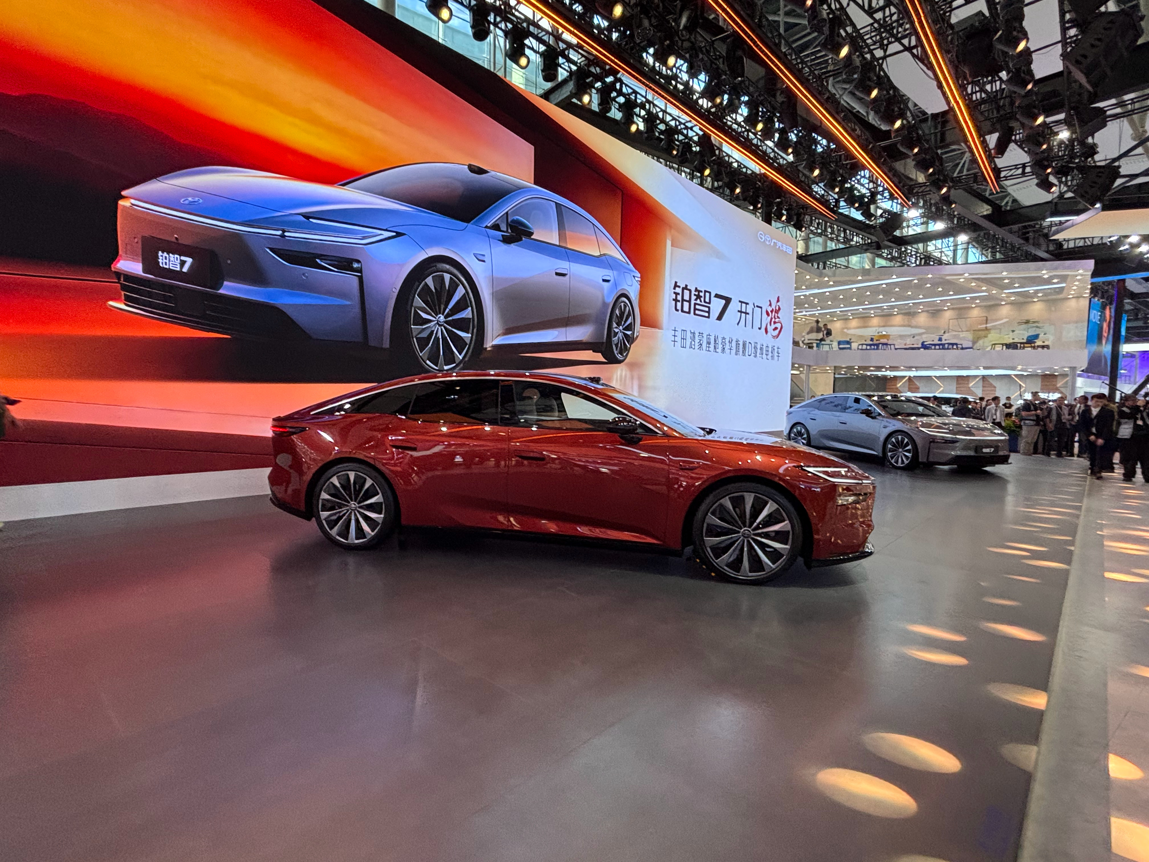 11月21日，广州国际车展开幕首日，丰田鸿蒙座舱豪华旗舰D级纯电轿车——铂智7迎