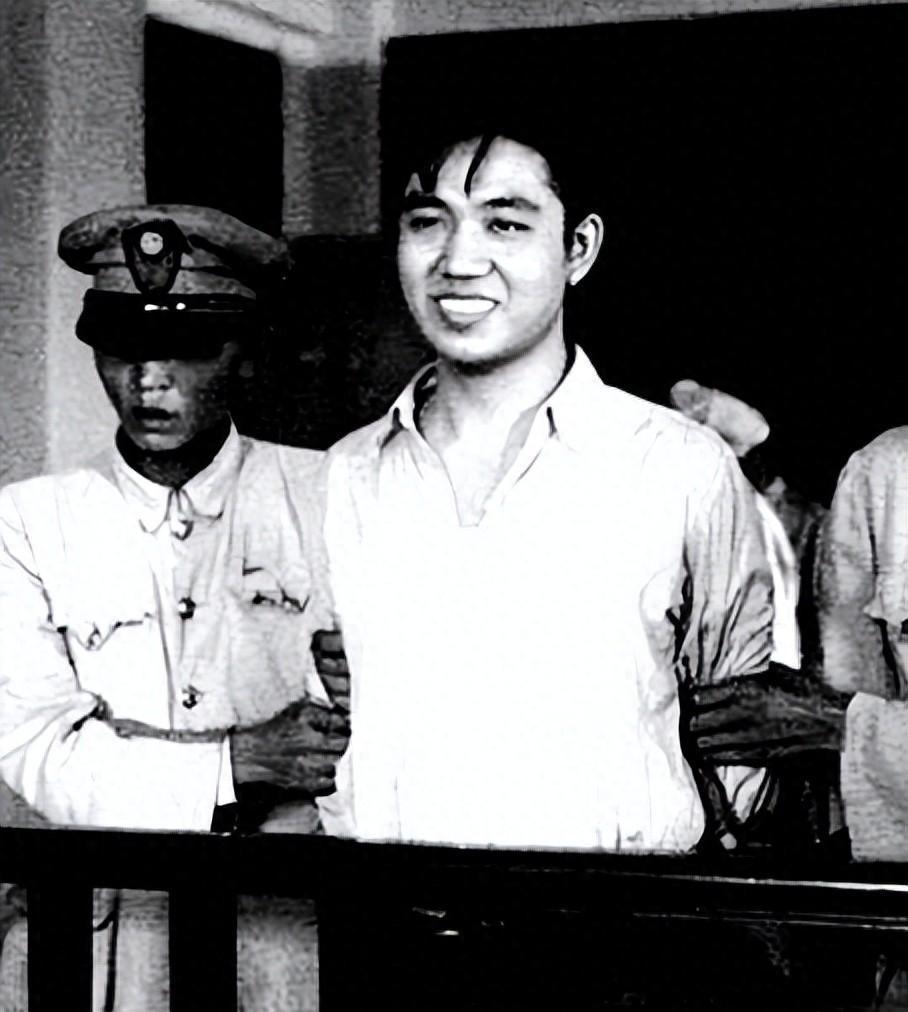 铁骨硬汉受酷刑不吭声，临死求握妻手，特务哄笑后肃然起敬
 
很多革命者在战场上是