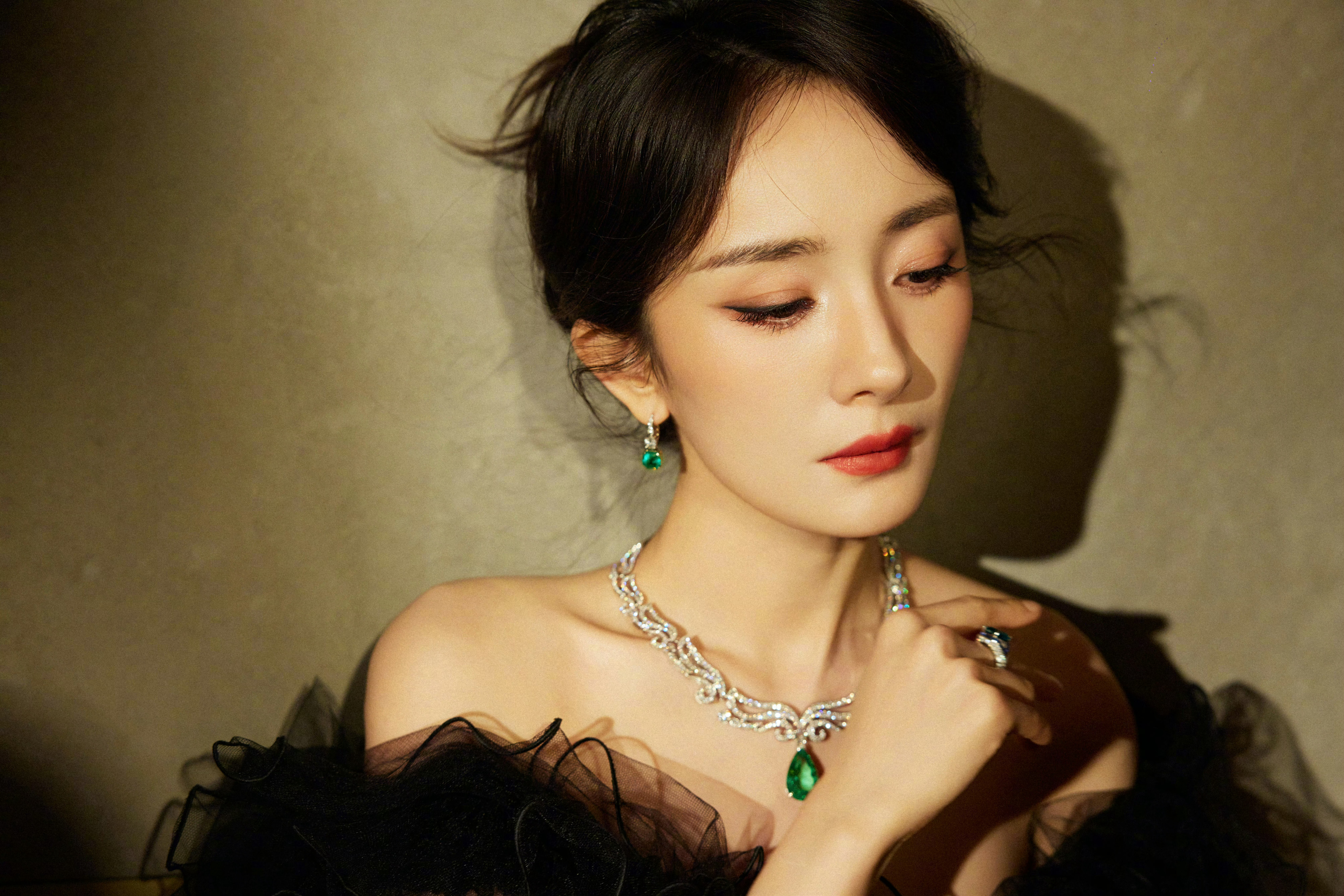 妈妈幂呀我的妈妈幂呀[哇] 如灵动的公主，提着大裙摆，脚踩平底鞋俏皮跑出 ~每一