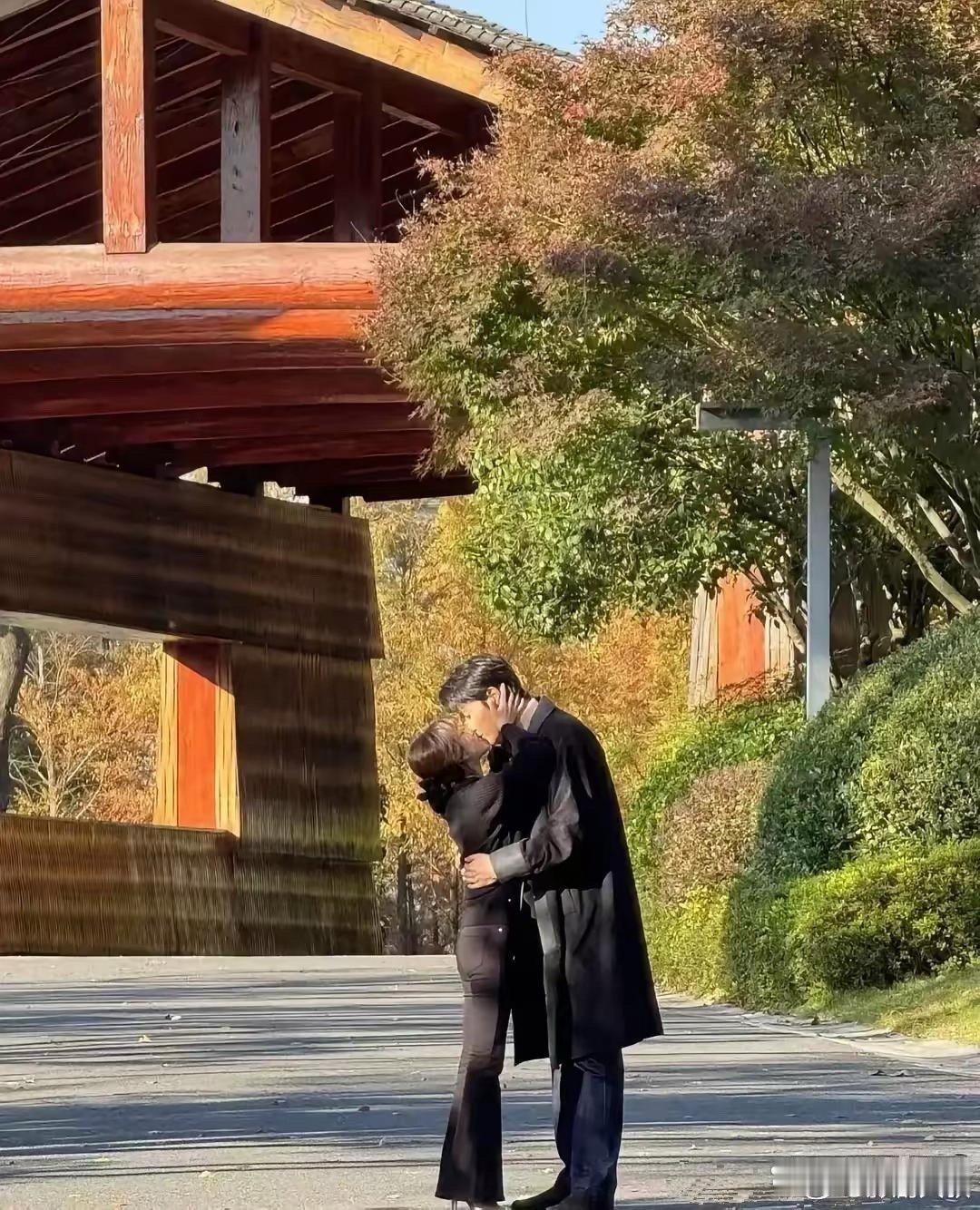 赵露思新剧吻戏曝光，身高差大似父女，高跟鞋也难弥补 