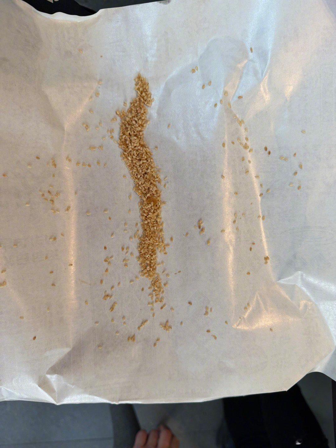 小时候能吃到一点芝麻都觉得珍贵香甜，如今芝麻饼吃完，还特意把剩下的芝麻攒着慢慢吃