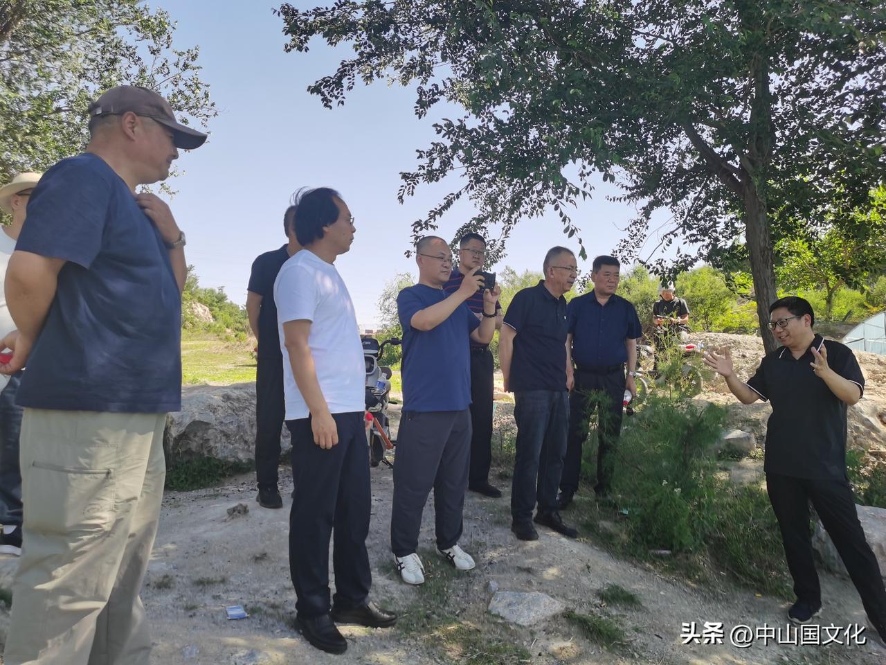 过唐县古中山国古城遗址
文/篮野

残垣故垒没蒿蓬，闾巷依稀夕照红。
千载兴亡惊