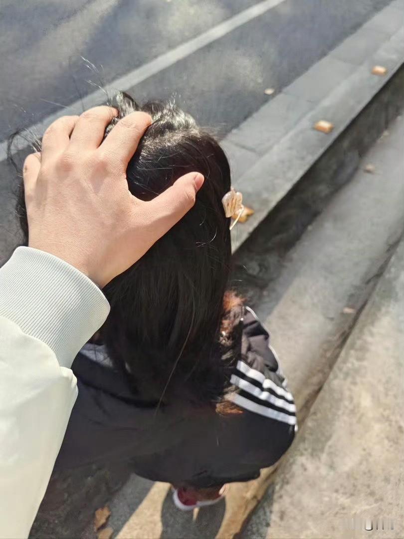 第一眼看这手，像男生，宽大粗壮，很有力量的感觉。有意思的是女生和闺蜜出门游玩，把